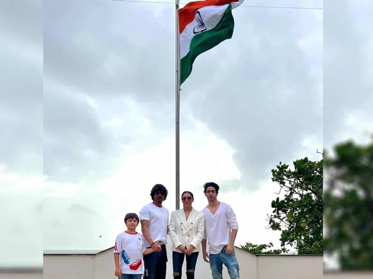 SRK celebrates Independence Day, hoists Tricolour at Mannat