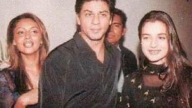 Ameesha Patel poses with Shah Rukh Khan, Gauri in throwback picture