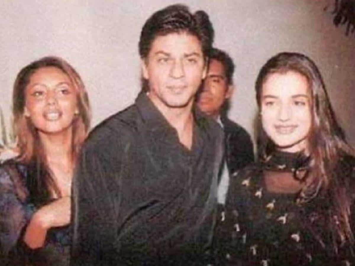 Ameesha Patel poses with Shah Rukh Khan, Gauri in throwback picture