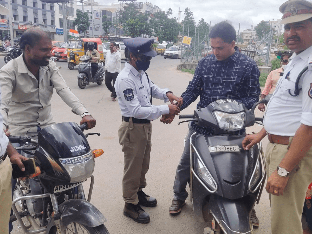 Police have tied Rakhi to the commuters who weren't using helmets and seatbelts and emphasized the value of SafeDriving.
