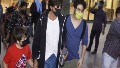 Fan tries to hold SRK's hand, watch how son Aryan protects him
