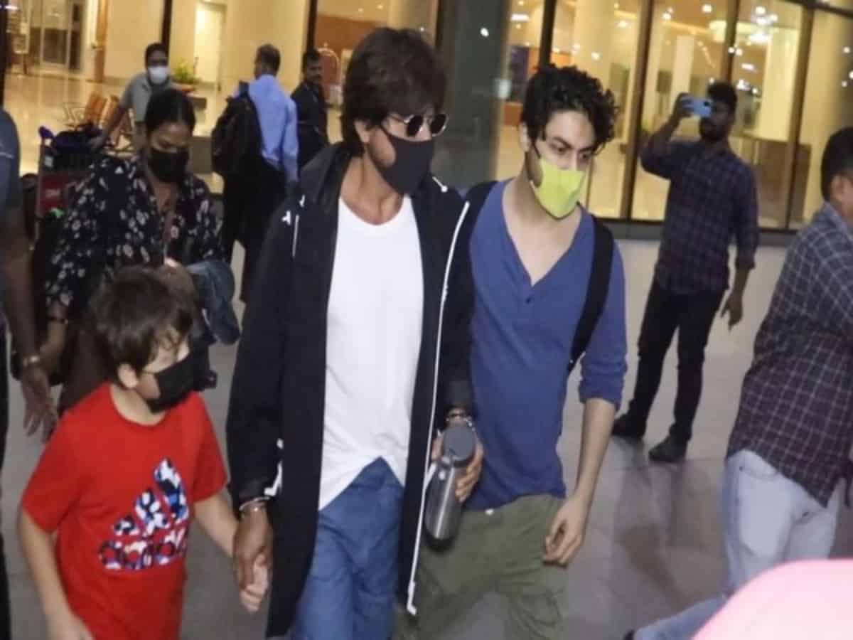 Fan tries to hold SRK's hand, watch how son Aryan protects him