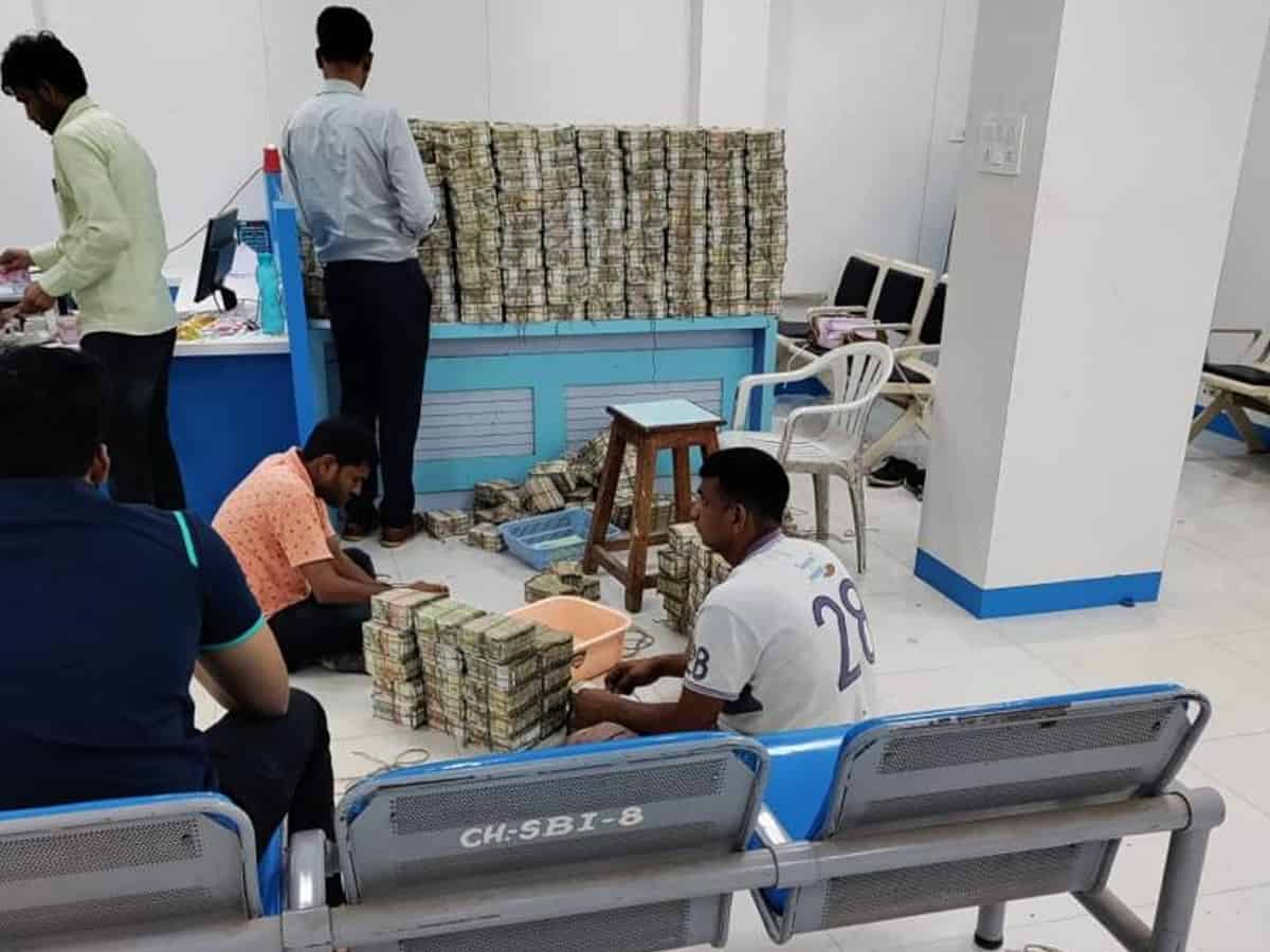 I-T dept seizes Rs 56 cr cash, 14 cr worth jewellery during raids in Maharashtra