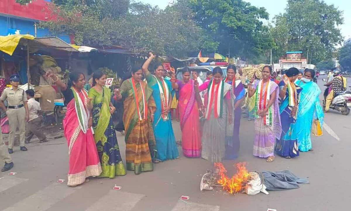 Telangana: Congress protests in front of DPH office against deaths in sterilisation row