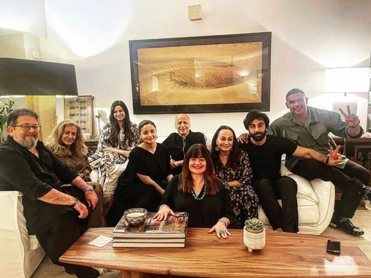 Parents-to-be Alia, Ranbir pose with family in latest picture