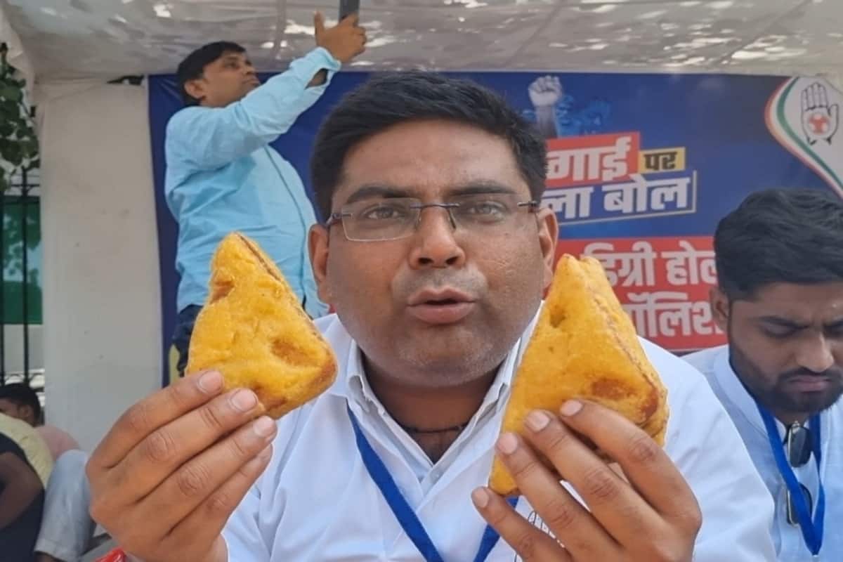 Cong workers hold 'Degree Holder Shoes Polish, Pakoda stall' outside rally venue in Delhi