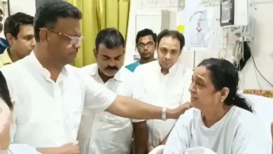 Kolkata mayor Firhad Hakim visits BJP councillor injured during protest march