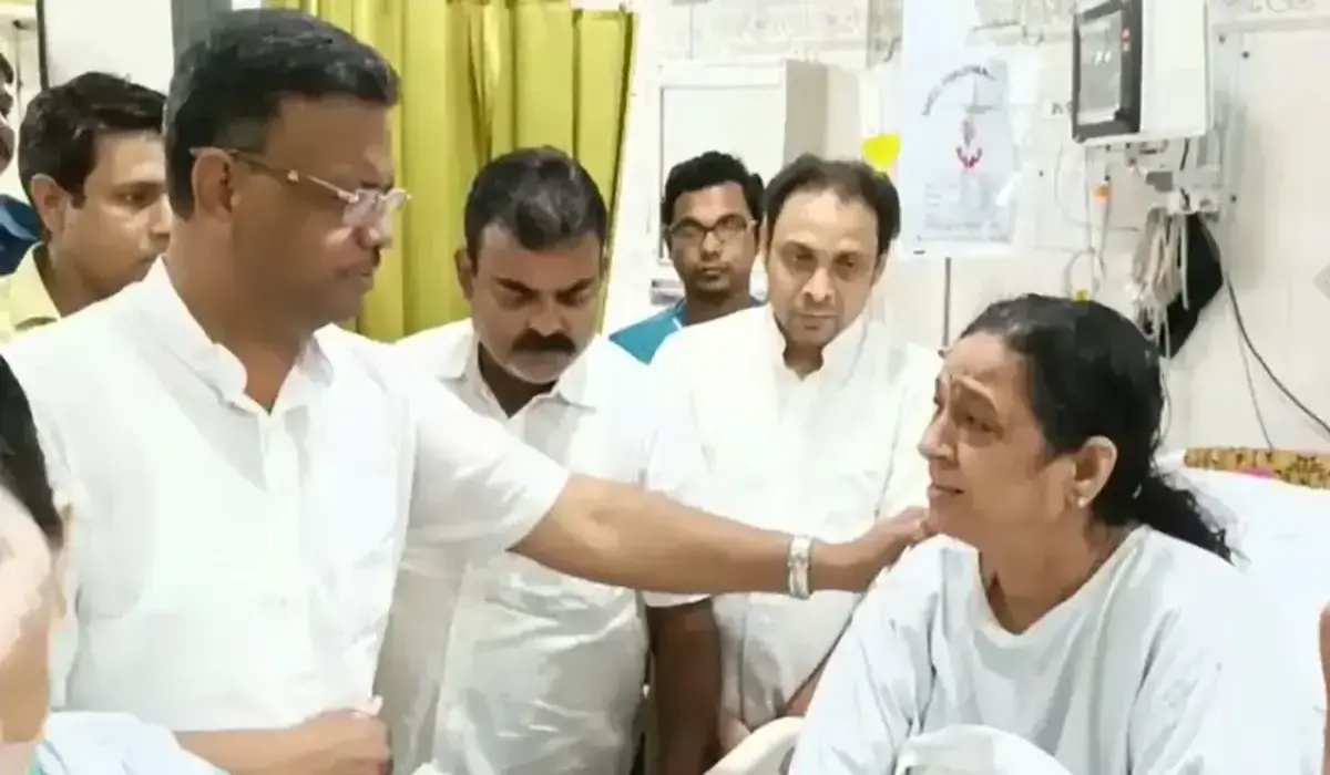 Kolkata mayor Firhad Hakim visits BJP councillor injured during protest march