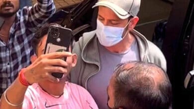 'Kya kar raha hai tu', says Hrithik when fan forcefully takes selfie