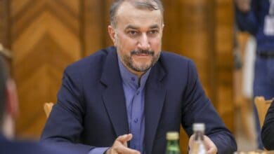 Iranian FM calls for expansion of banking ties with Iraq