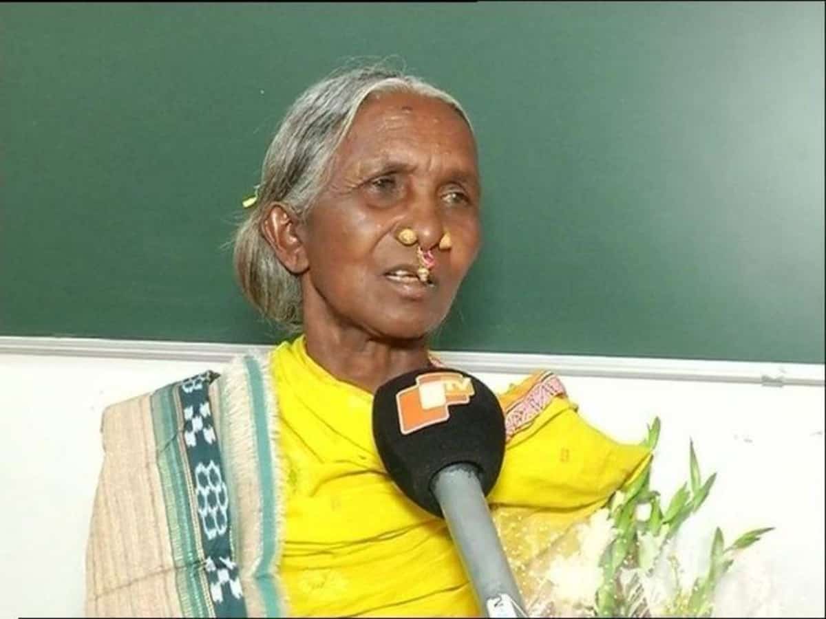 Orrisa: 71-yr-old unwell Padma Shri winner forced to dance in hospital