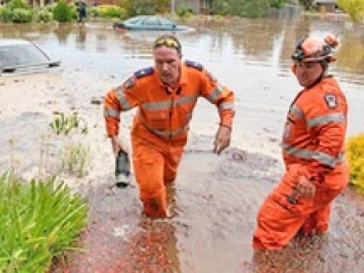 South Australians warned of flood threat from failing dam