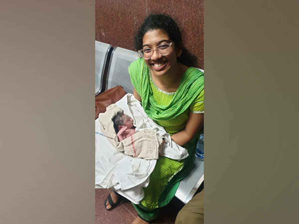 A medicine student helped to deliver a pregnant woman in Secunderabad Durantho express