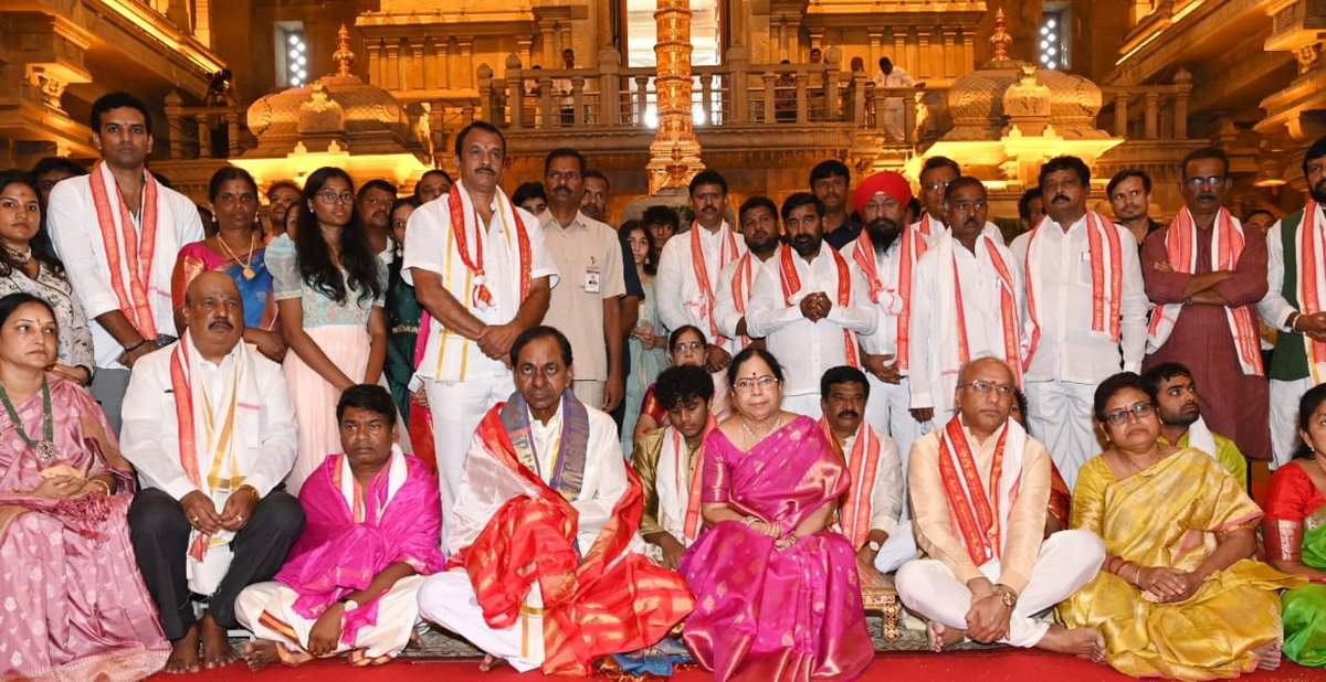 Telangana: KCR presents 1kg 16 tolas of gold to Yadadri temple