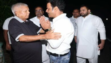 Manoj Bajpayee meets Lalu, calls him ''real hero''