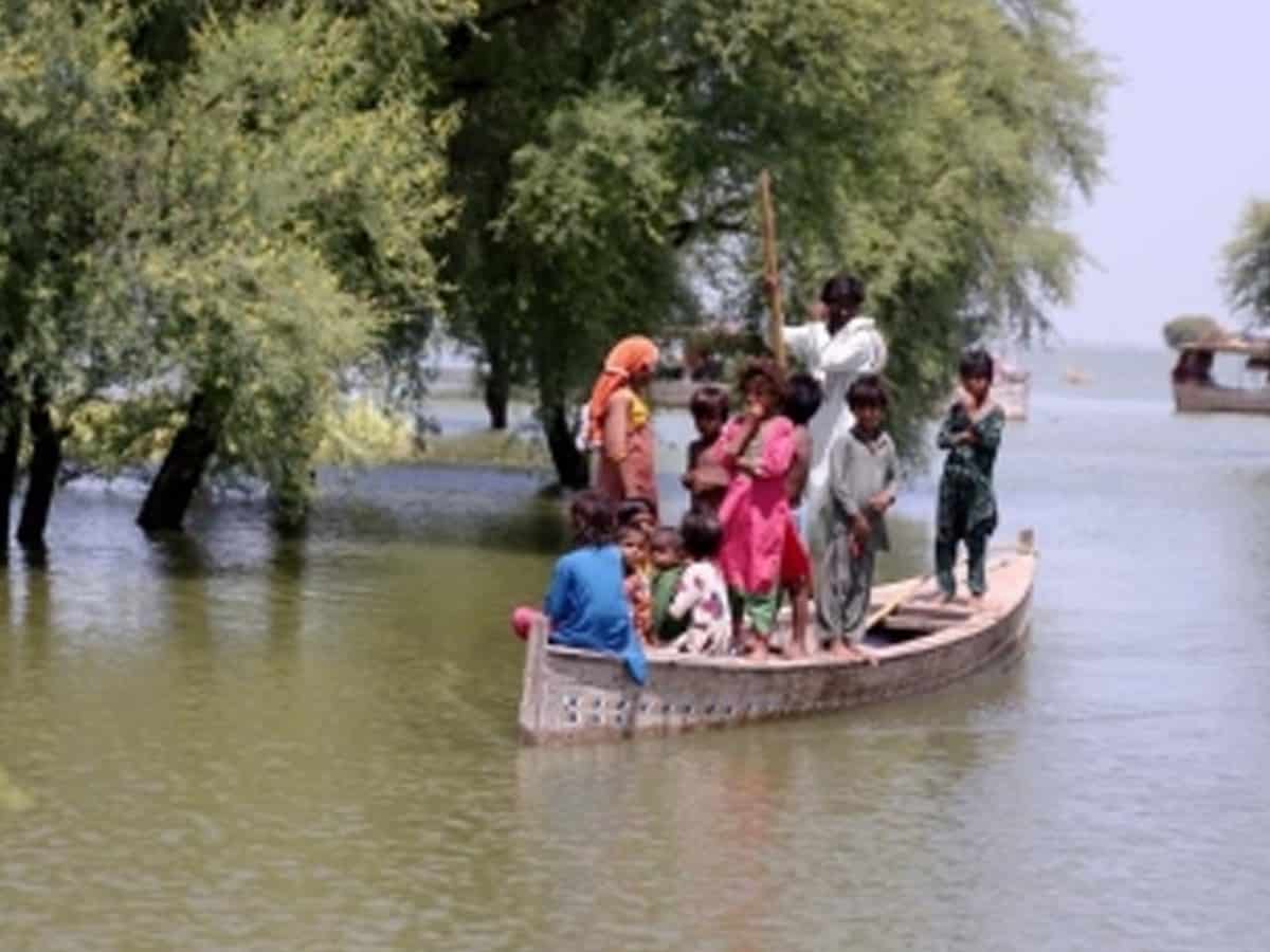 Pakistan seeks billions of dollars in new loans after floods