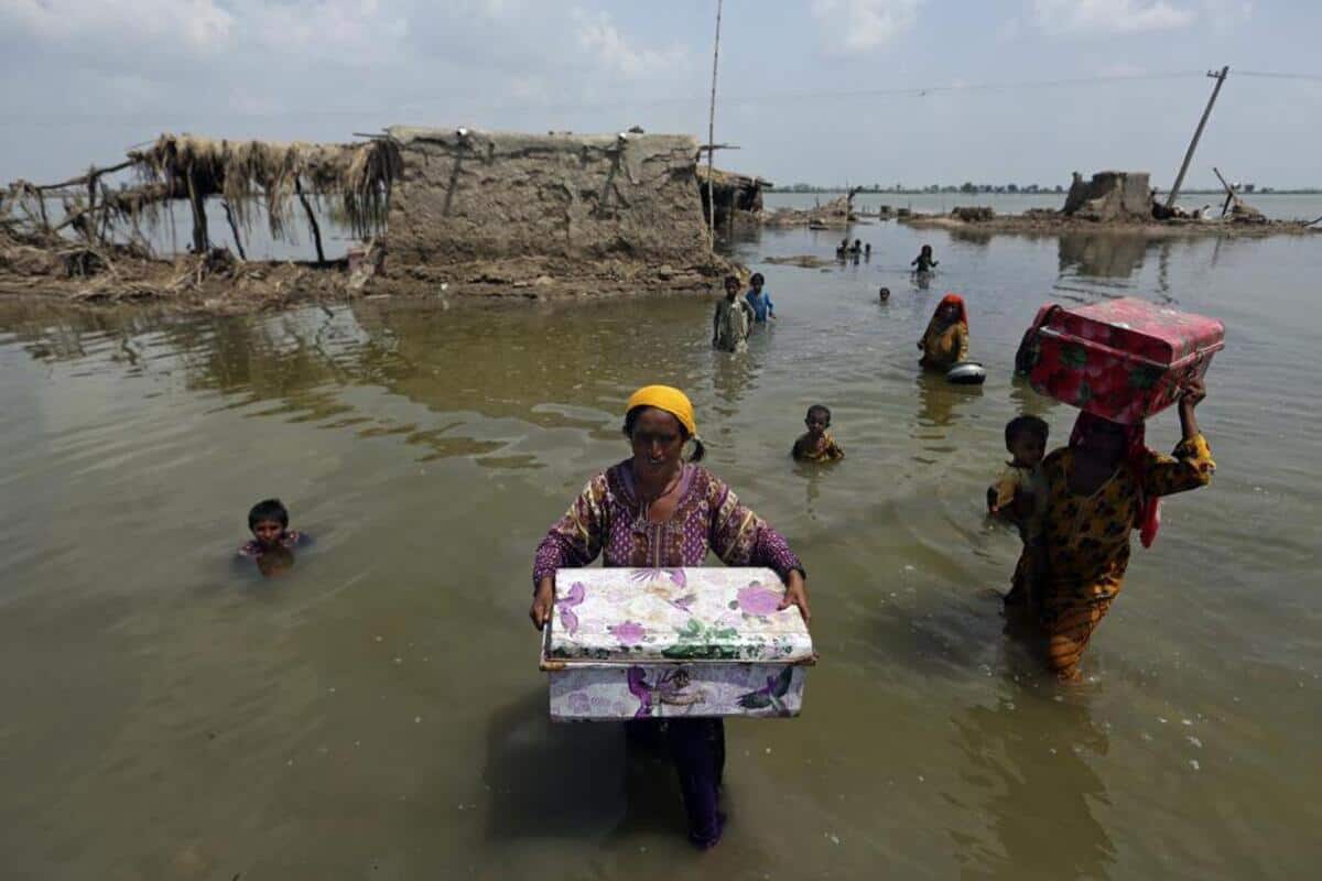 Pak floods: Officials struggle to stop largest freshwater lake from overflowing
