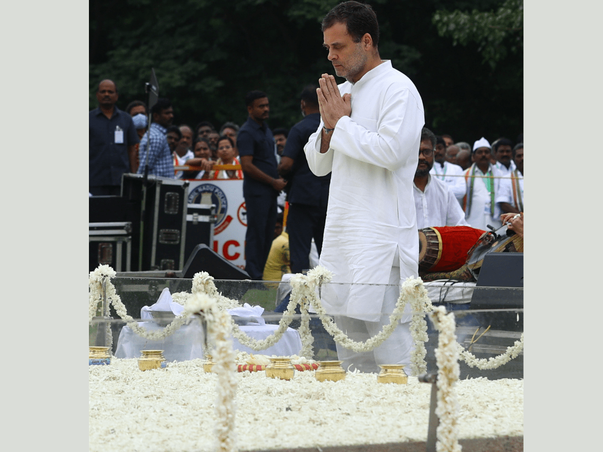 Rahul Gandhi offers floral tributes at his father's memorial in Sriperumbudur