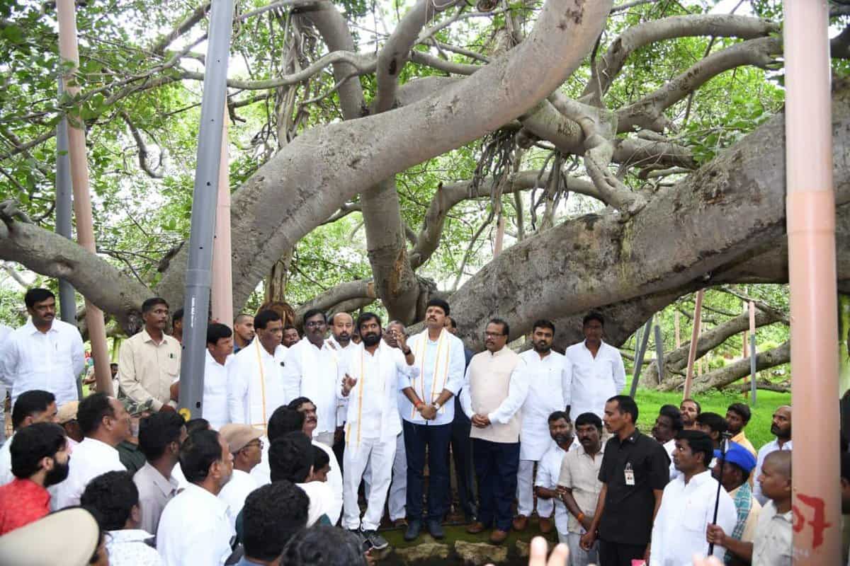 TRS MP announces Rs 2 cr for preserving Mahabubnagar's 'Pillalamarri'