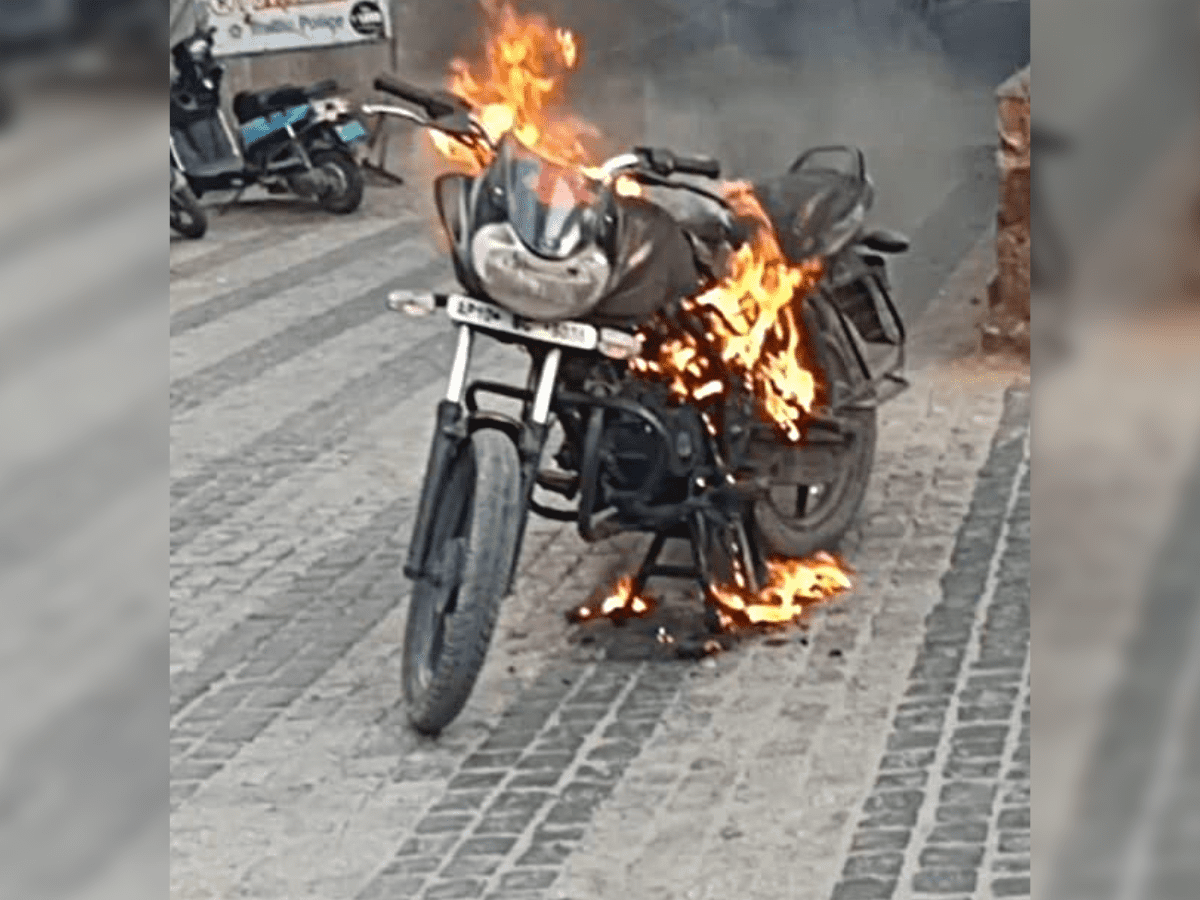 Man sets ablaze two-wheeler as traffic police stopped