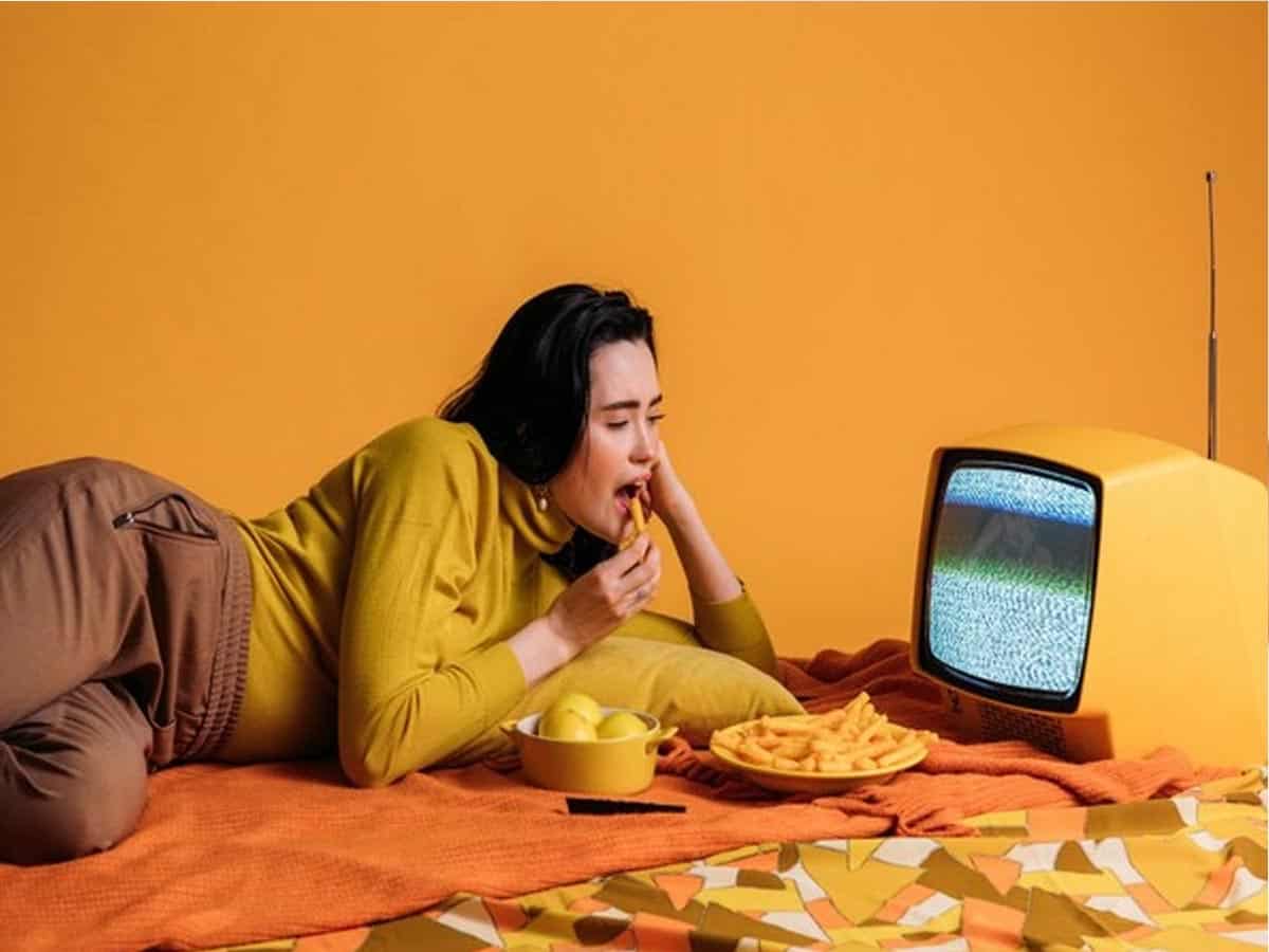 Eating after bedtime increases hunger, decreases calories burned