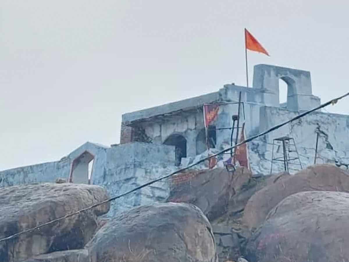 Telangana: Saffron flag hoisted atop mosque in Sangareddy