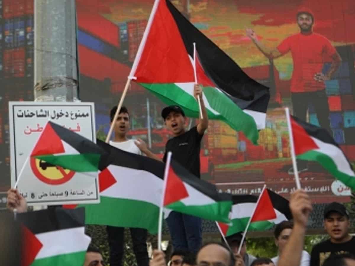 Palestinians stage commercial strike in solidarity with Jerusalem refugee camp