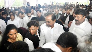 KCR attends funeral of Mulayam Singh Yadav, pays tributes