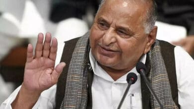 Politicians extend their Condolences for Mulayam Singh's family