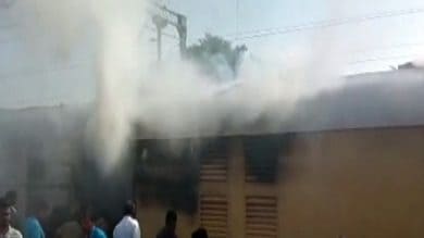 Chaos as fire breaks out in Kolkata-Mumbai train coach