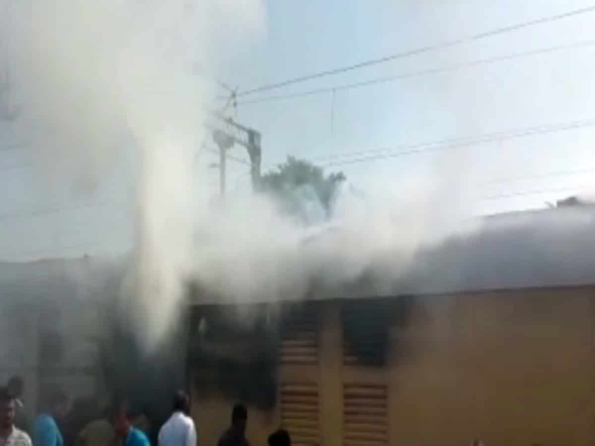 Chaos as fire breaks out in Kolkata-Mumbai train coach