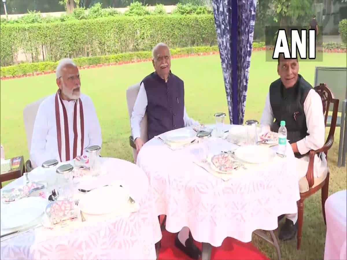 PM Modi visits LK Advani on his birthday