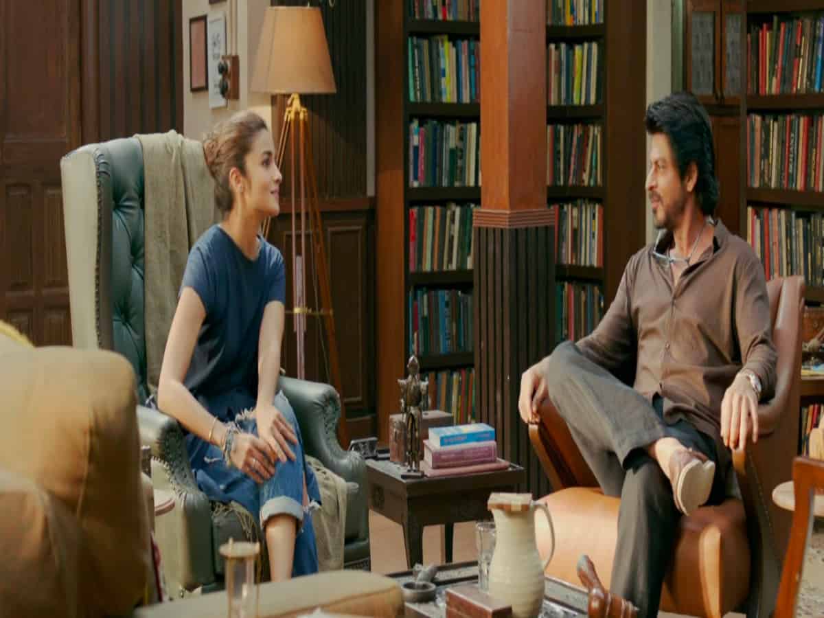Alia Bhatt, Shah Rukh Khan's emotional drama film 'Dear Zindagi' turns 6