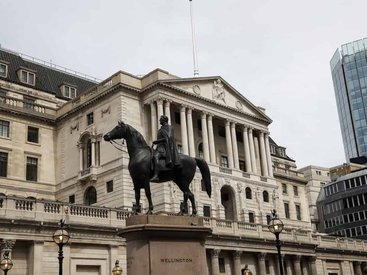 Bank of England warns of longest recession in 100 yrs