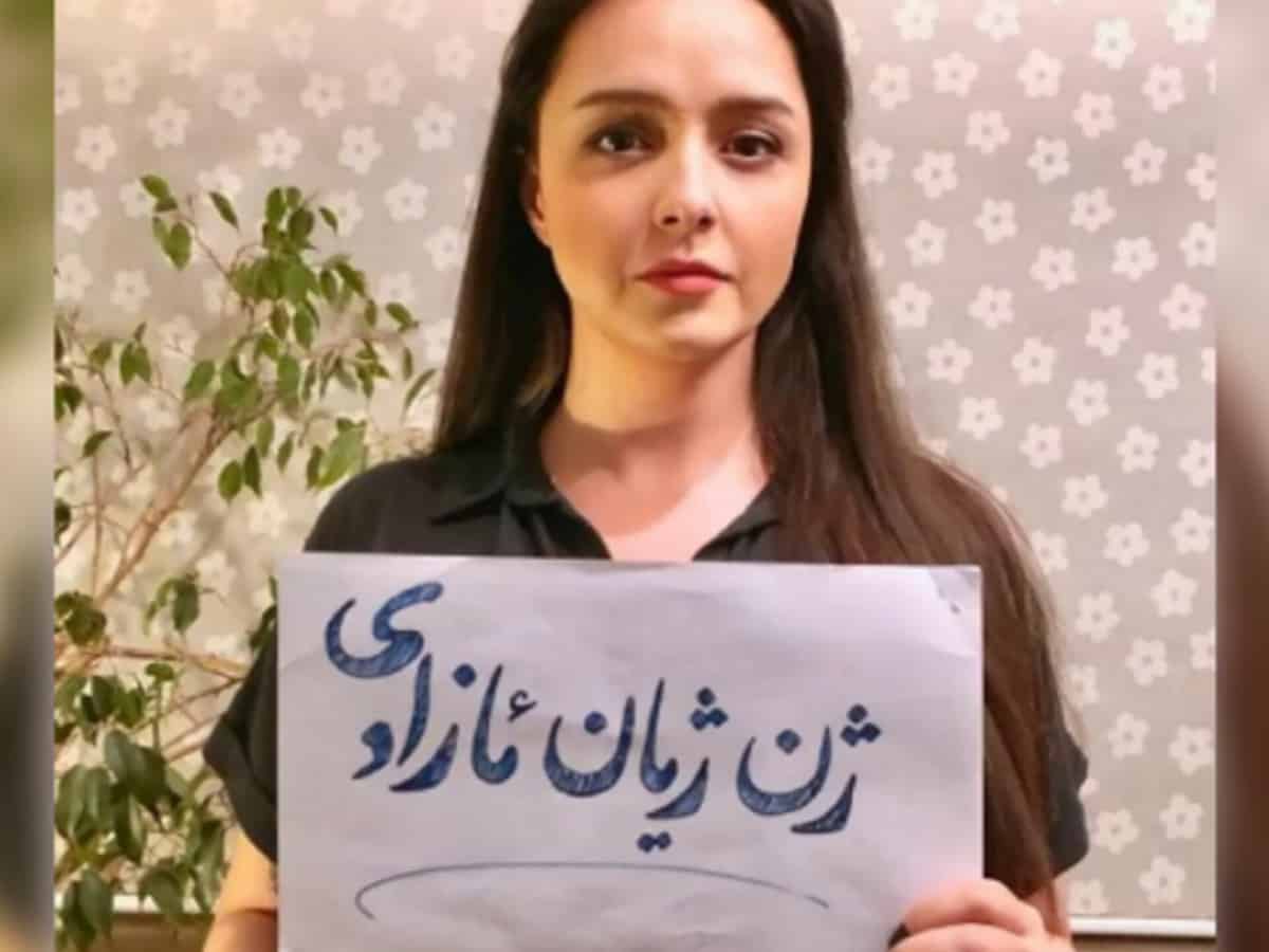 Iranian actress Taraneh Alidoosti posts picture without headscarf in solidarity with protestors