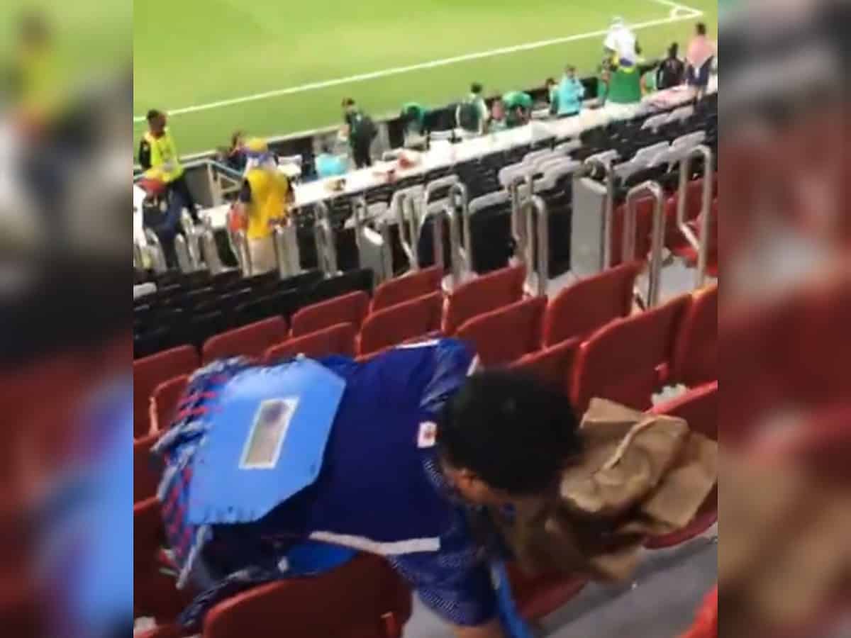 FIFA WC 2022: “We do not leave garbage behind” Japanese fans clean the stands of Al-Bayt Stadium