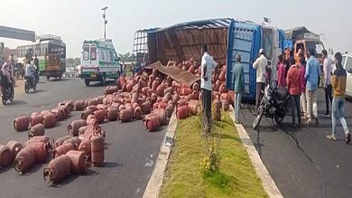 Telangana: Truck carrying LPG cylinders collides with a van in Adilabad.
