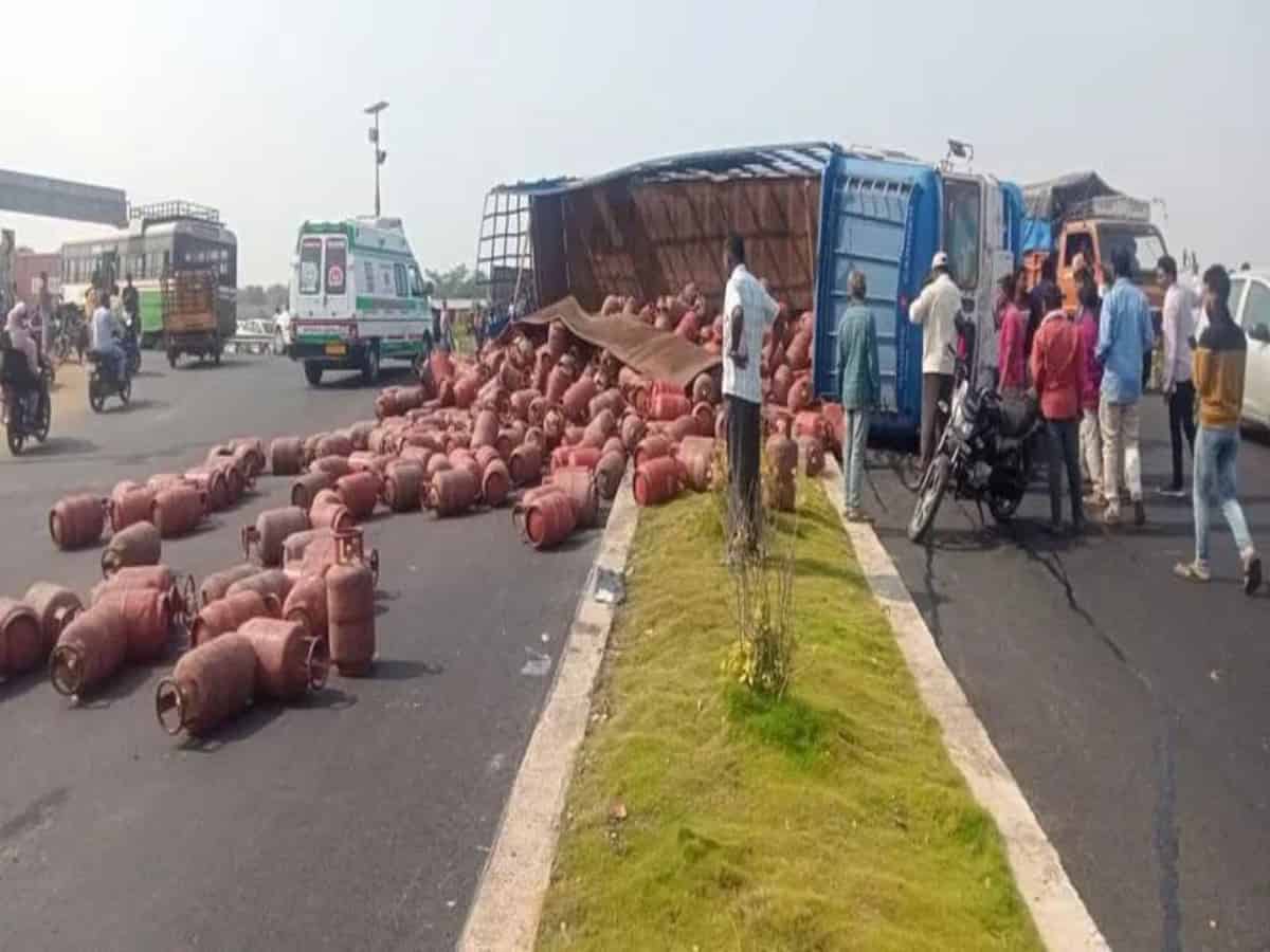 Telangana: Truck carrying LPG cylinders collides with a van in Adilabad.