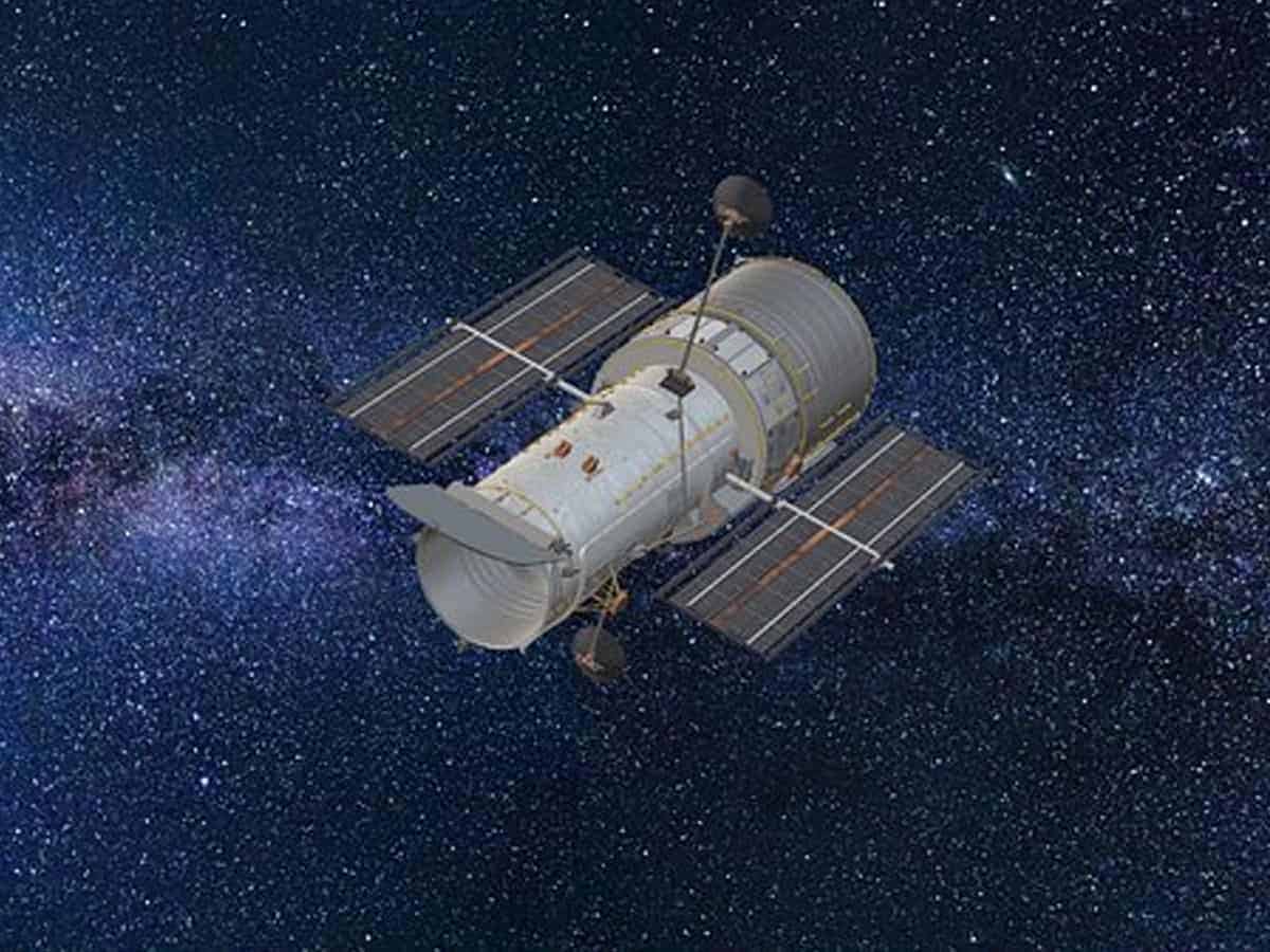 Hubble captures unusual galaxy merger in ancient universe