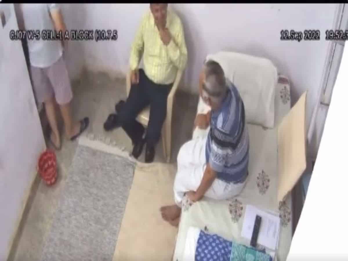 New video of Satyendar Jain with Tihar Superintendent surfaces