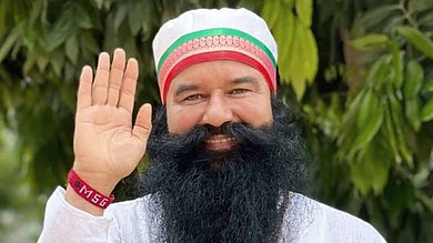 VHP, Bajrang Dal members create ruckus at Ram Rahim's programme