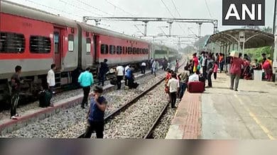 Bangalore-Howrah Duranto Express suffers brake binding in Andhra, no injuries