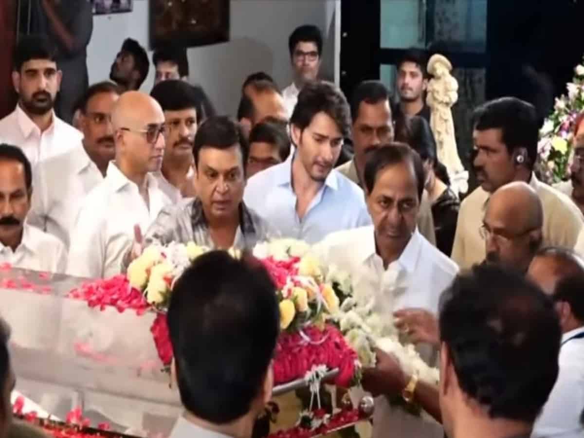 KCR pays tributes to actor Krishna, visits his residence