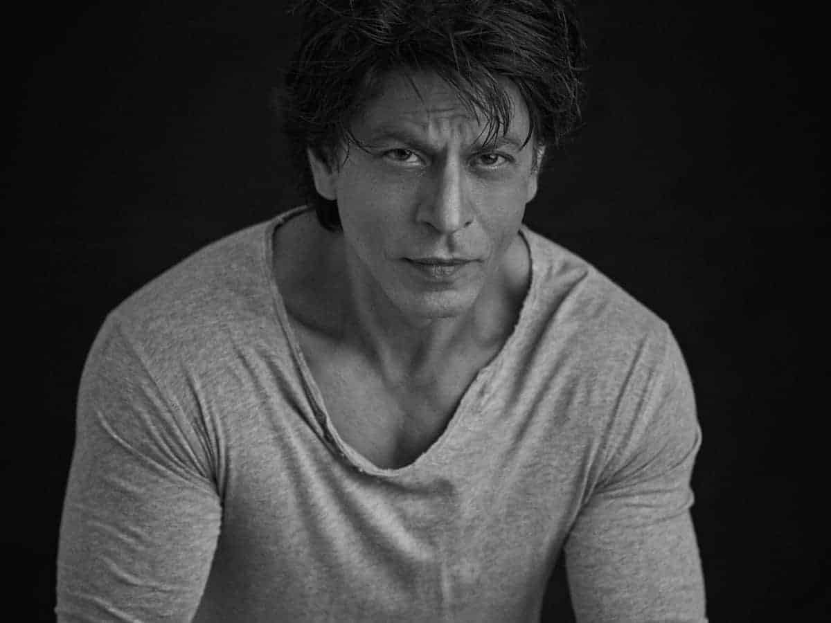 SRK receives Global Icon of Cinema and Cultural Narrative award at Sharjah Int'l Book Fair