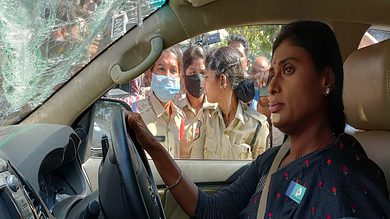 Sharmila while marching towards Pragathi Bhavan, forcibly taken to SR Nagar PS