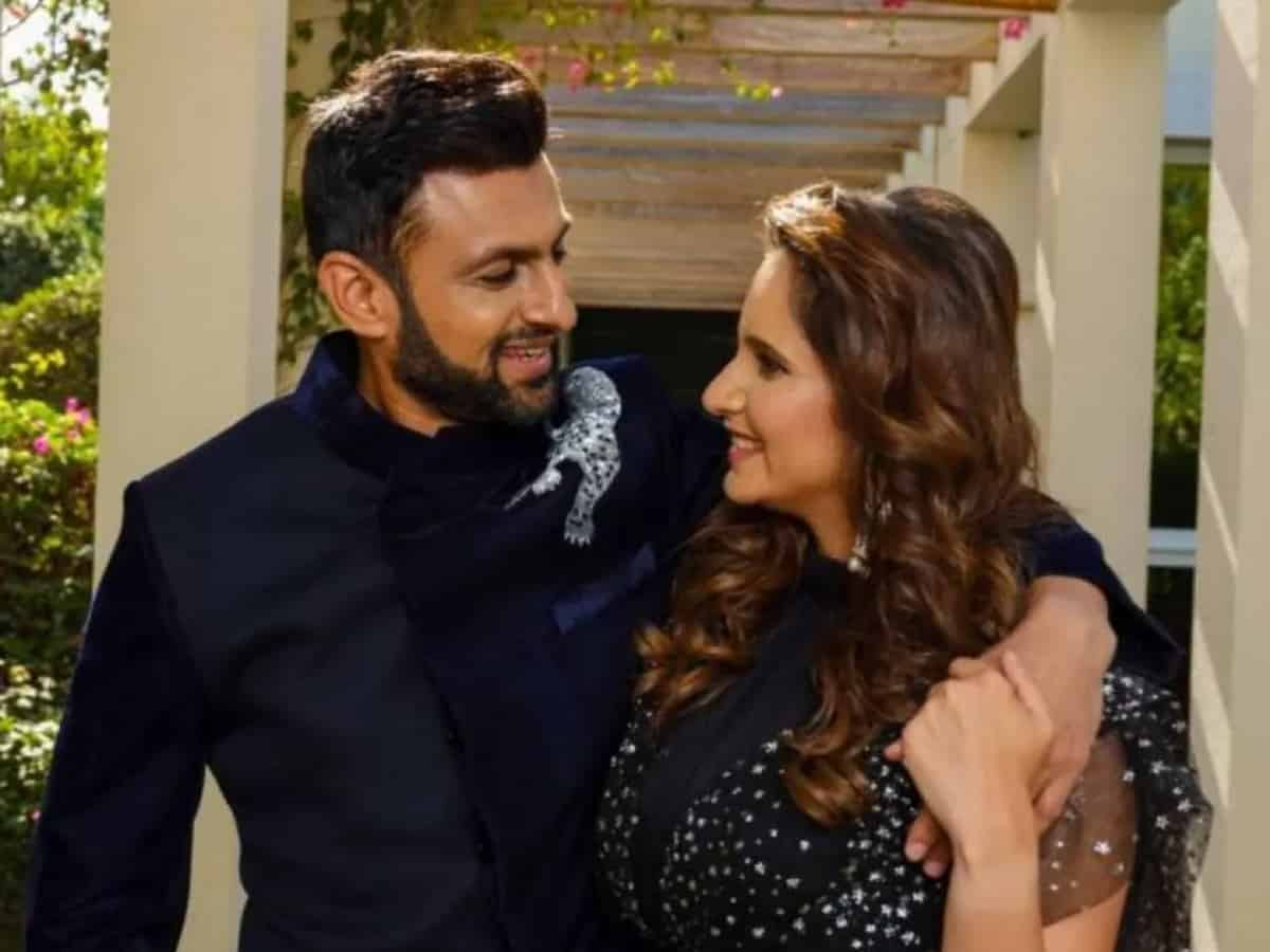 Shoaib Malik posts romantic pic with wife Sania Mirza - Viral