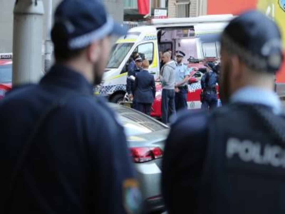 2 cops among 6 dead in Australia shooting incident