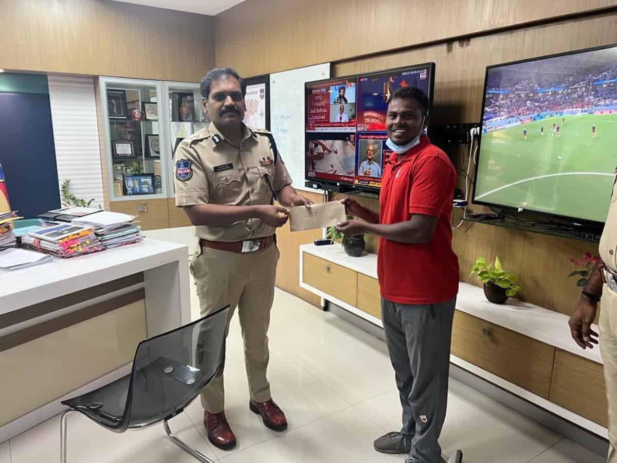 Hyderabad: Tourism staff, police get rewarded for saving teenager's life