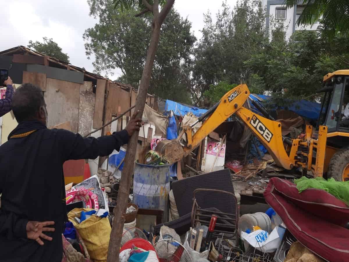 Hyderabad: GHMC clears off encroachments in Kondapur