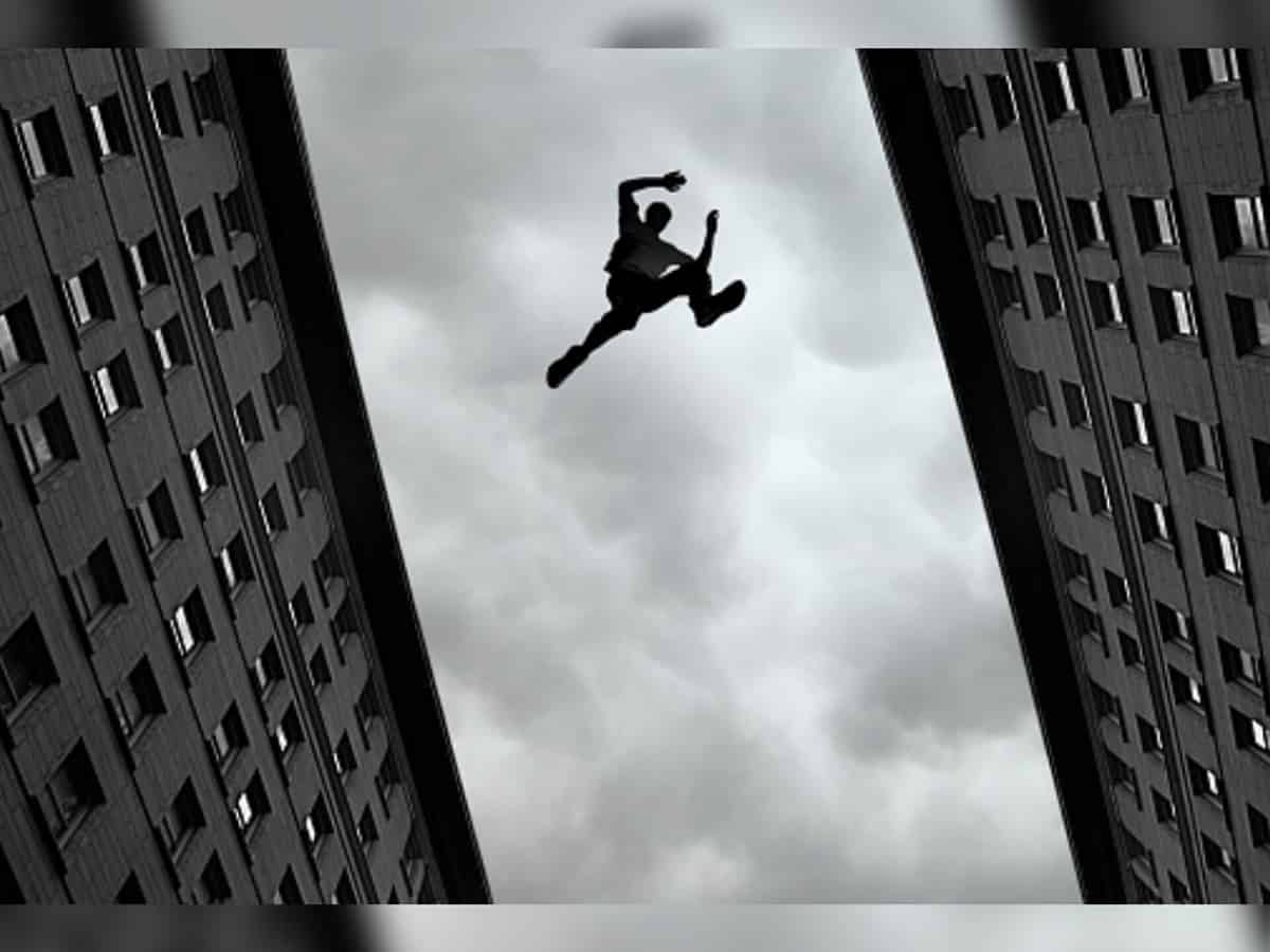 Delhi: Man jumps from rooftop after throwing child